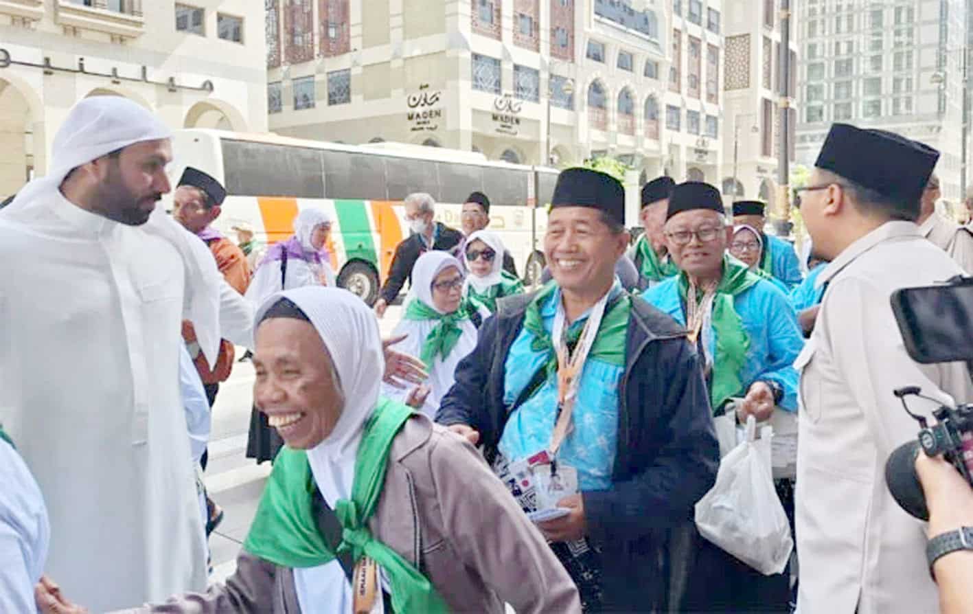 عید ملنہ کے دوران مسلمان افراد خوشی اور محبت کے ساتھ مل رہے ہیں.