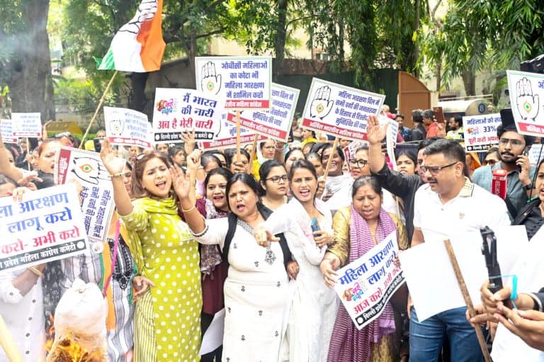 خواتین کا احتجاجی مظاہرہ، نعرے بازی اور پلے کارڈز کے ساتھ.