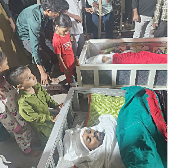 موت کے بعد خاندان کے افراد کا غمناک منظر، شہر میں خاندانی رسہ کشی اور قتل کے واقعات کی تصویر.