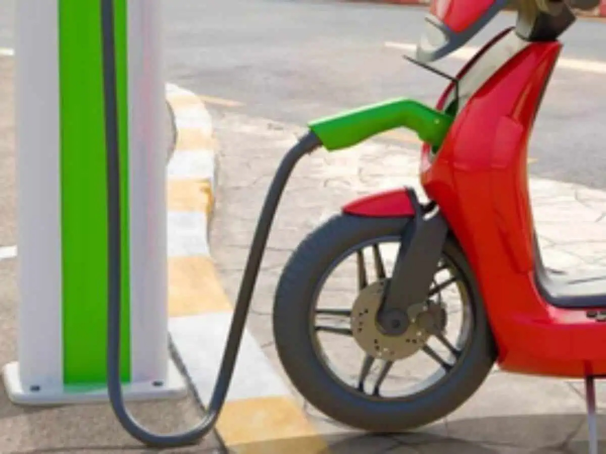 برقی موٹر سائیکل چارجنگ اسٹیشن پر لگ رہا ہے.