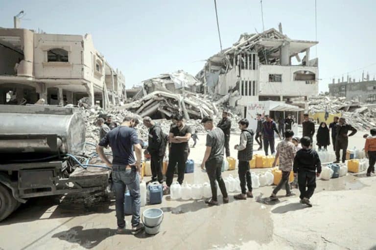 تباہ شدہ عمارت کے قریب امدادی کارکن اور شہری، قدرتی آفت کے بعد امدادی سرگرمیاں جاری.