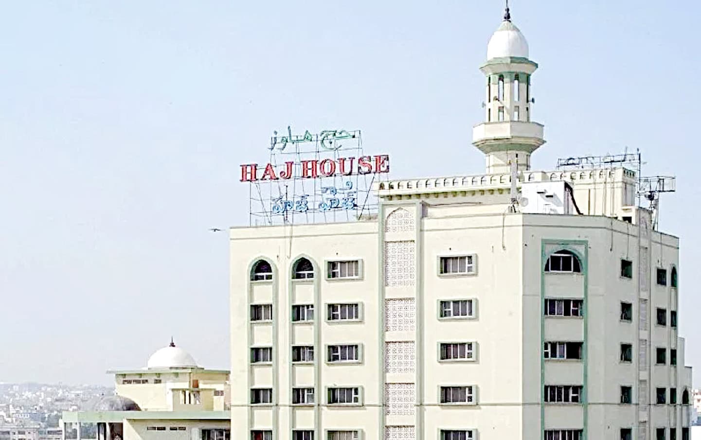 ہاؤس کا ہال عمارت کا بیرونی منظر، بلند مینار اور روشنیاں.