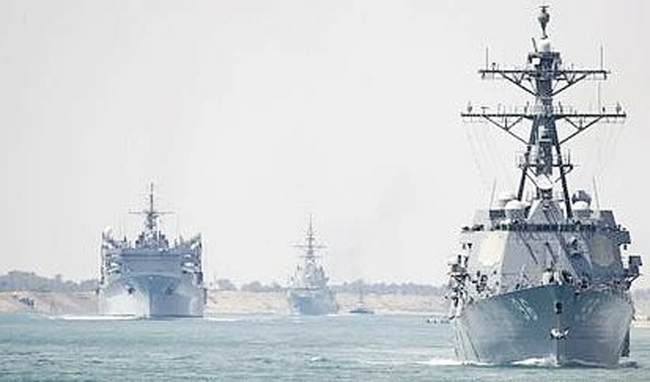 بحری جہازوں کی فوجی نقل و حرکت، سمندر میں فوجی کشتیوں کا مظاہرہ، دفاعی اور فوجی سرگرمیوں کی تصویر.