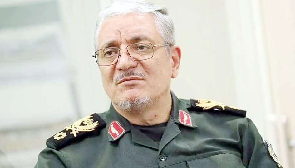 فوجی افسر کی تصویر، جس میں وہ یونیفارم میں نظر آ رہا ہے، فوجی خدمات اور قیادت کی نمائندگی کرتا ہے۔.