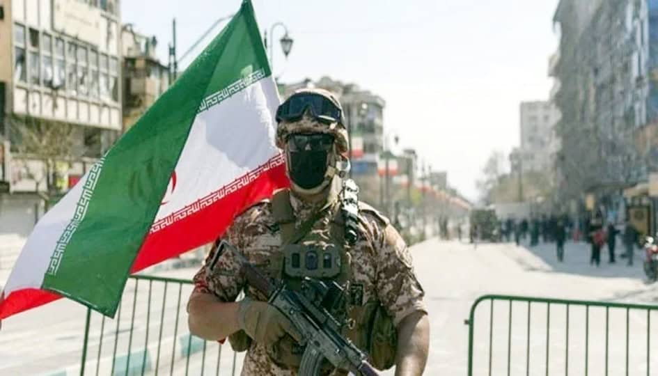 ایرانی فوجی اہلکار، فوجی یونیفارم میں، ایرانی پرچم کے ساتھ، سیکیورٹی اور فوجی کارروائی.