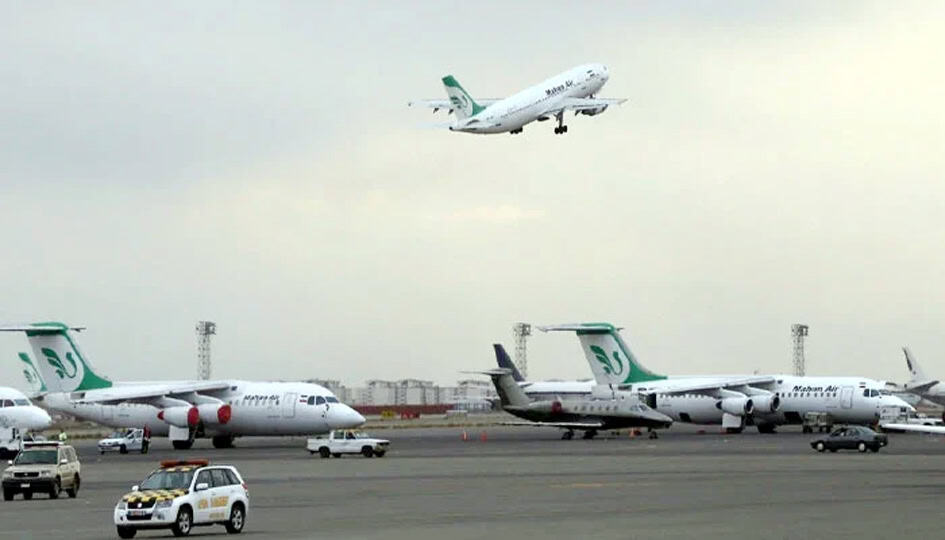 ایئرپورٹ پر ہوائی جہاز کی لینڈنگ اور ٹیک آف کا منظر.