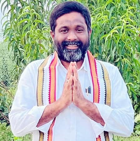 پروگرام کے ساتھ شخص، ہریالی کے پس منظر میں۔.