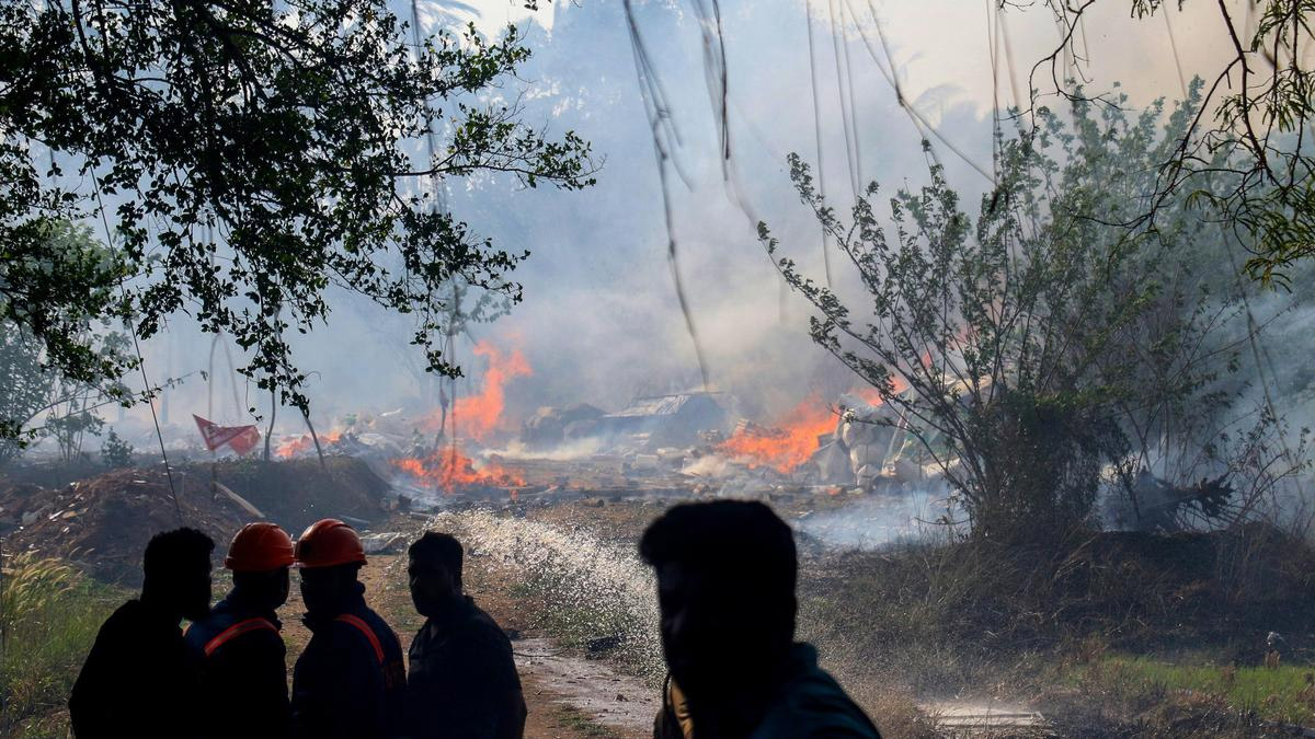 پٹاخہ فیکٹری میں دھماکہ، جس میں 13 افراد ہلاک، امدادی کارروائیاں جاری.