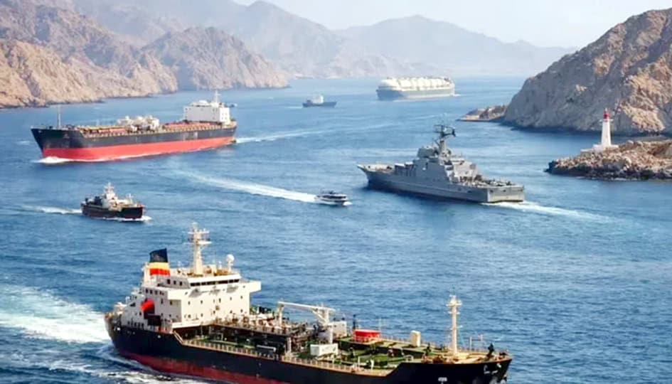 سمندر میں مختلف قسم کے بحری جہاز اور تیل کے ٹینکرز.