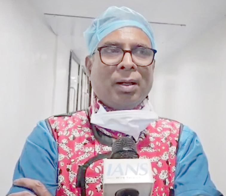 ماہر ڈاکٹر طبی آلات کے ساتھ، صحت کے شعبے میں کام کر رہے ہیں۔.