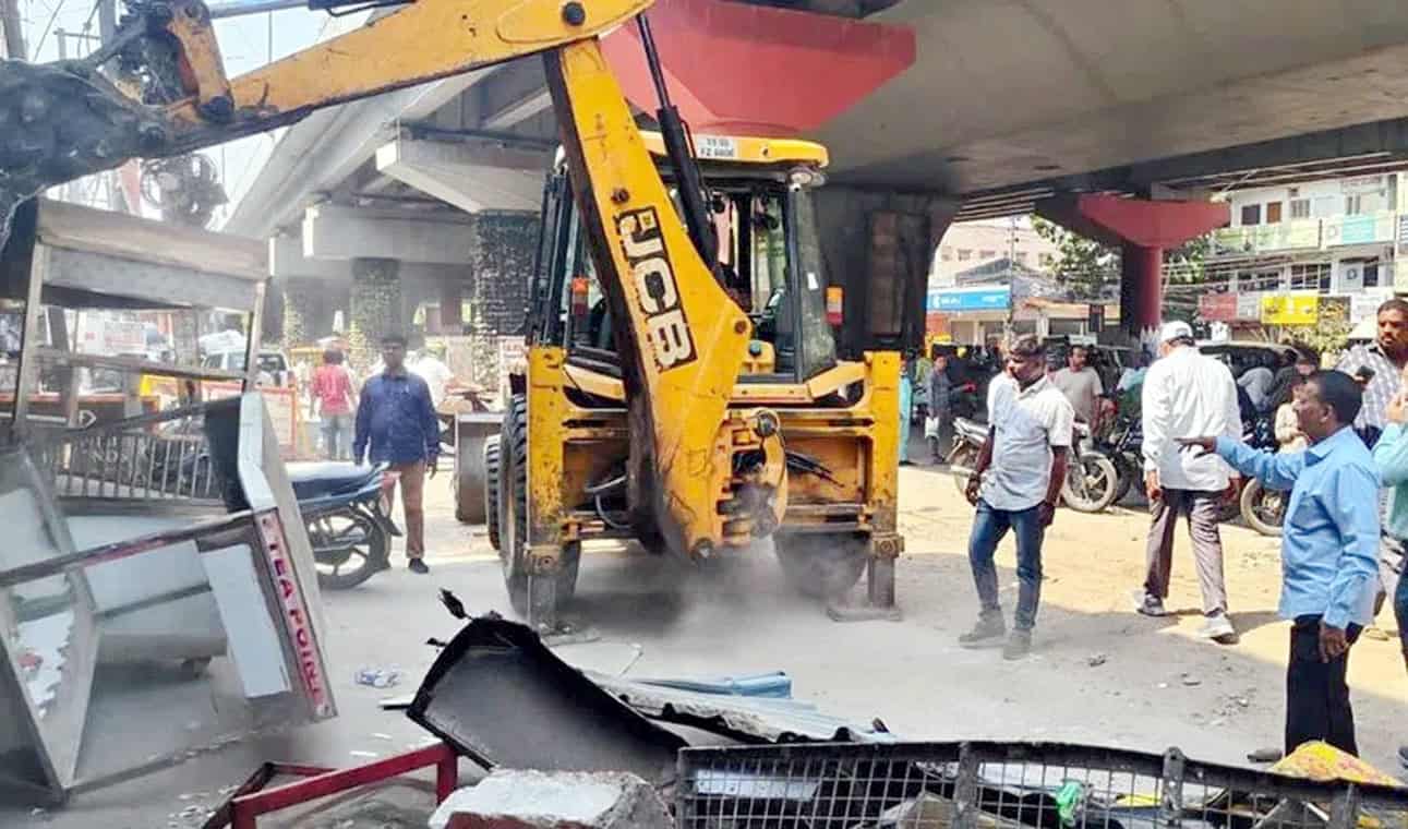 فٹ پاتھ سے غیر مجاز قبضہ ہٹانے کے لیے کارروائی جاری.