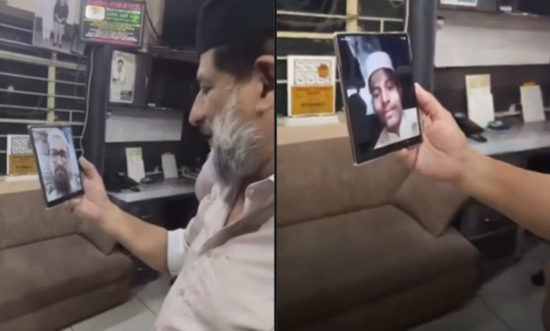 موبائل فون پر ویڈیو کال کرتے ہوئے شخص کی تصویر.