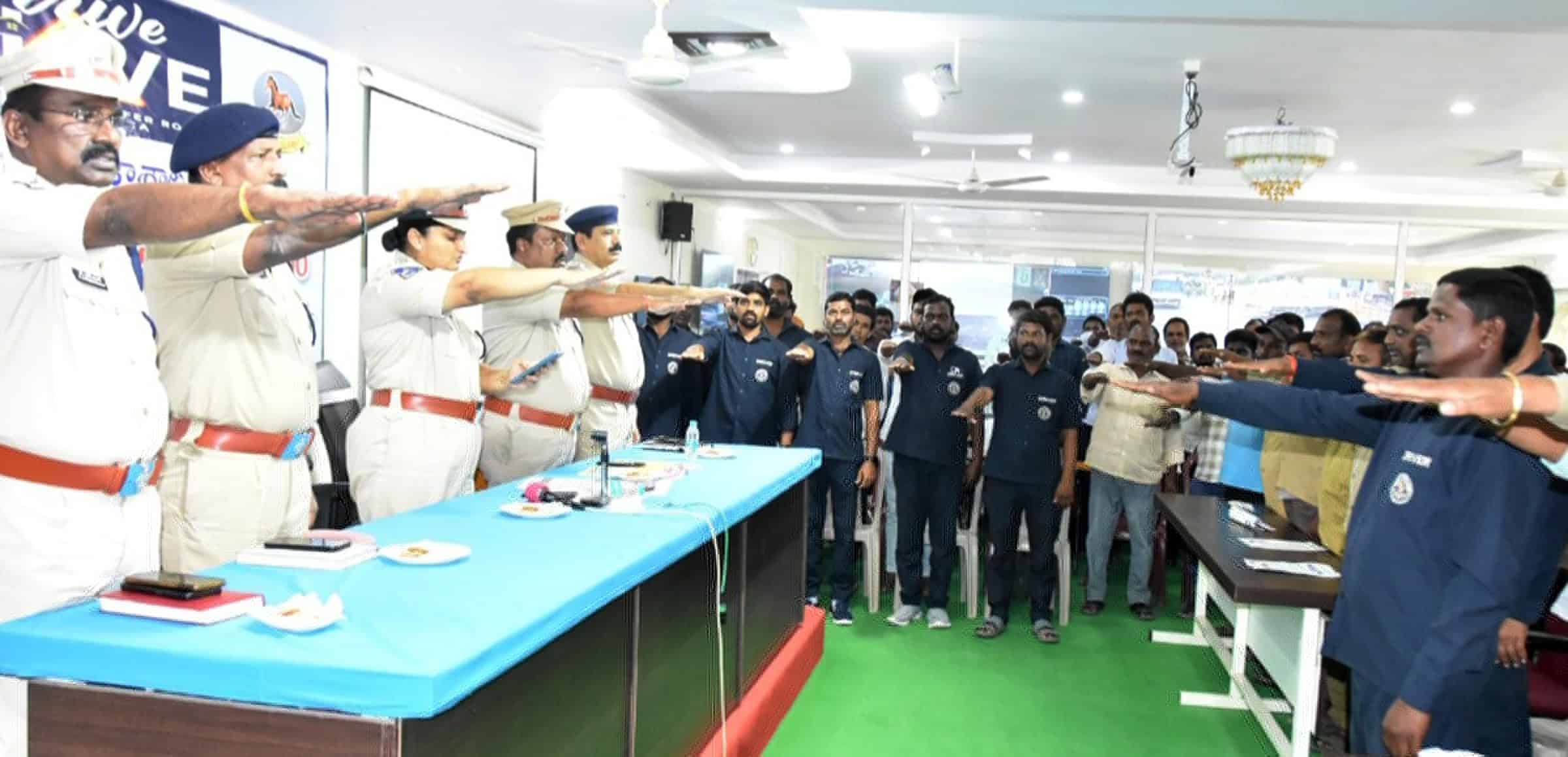 پولیس افسران کی حلف برداری تقریب، شرکاء ہاتھ اٹھا کر حلف اٹھا رہے ہیں.