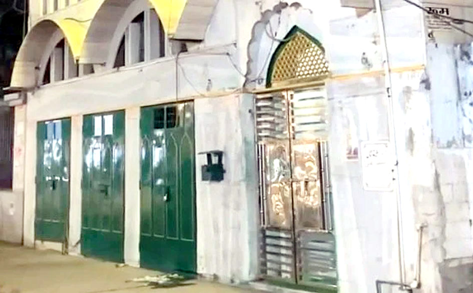 سیاہت روزانہ کے سرورق کا منظر، اخبار کی عمارت کا داخلی دروازہ اور اطراف کی تفصیلات.