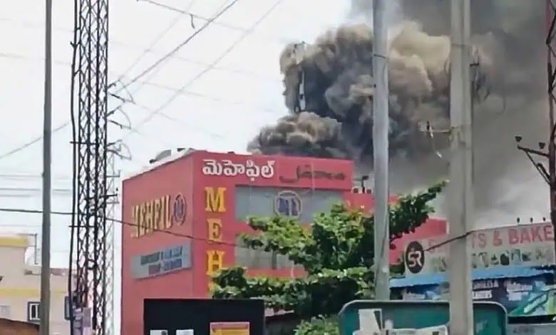 آگ لگنے والی عمارت کا منظر، دھواں اور شعلے بلند ہوتے ہوئے، شہر میں ہنگامی صورتحال، فائر بریگیڈ کی کو.