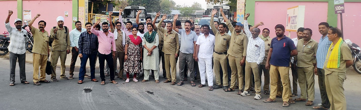 پولیس اور شہریوں کا مشترکہ احتجاجی مظاہرہ، عوامی اور حکومتی نمائندوں کی موجودگی.