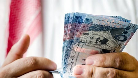 نقدی اور کرنسی کا ہاتھ میں لینا، پاکستانی اور امریکی کرنسی نوٹ دکھاتے ہوئے۔.