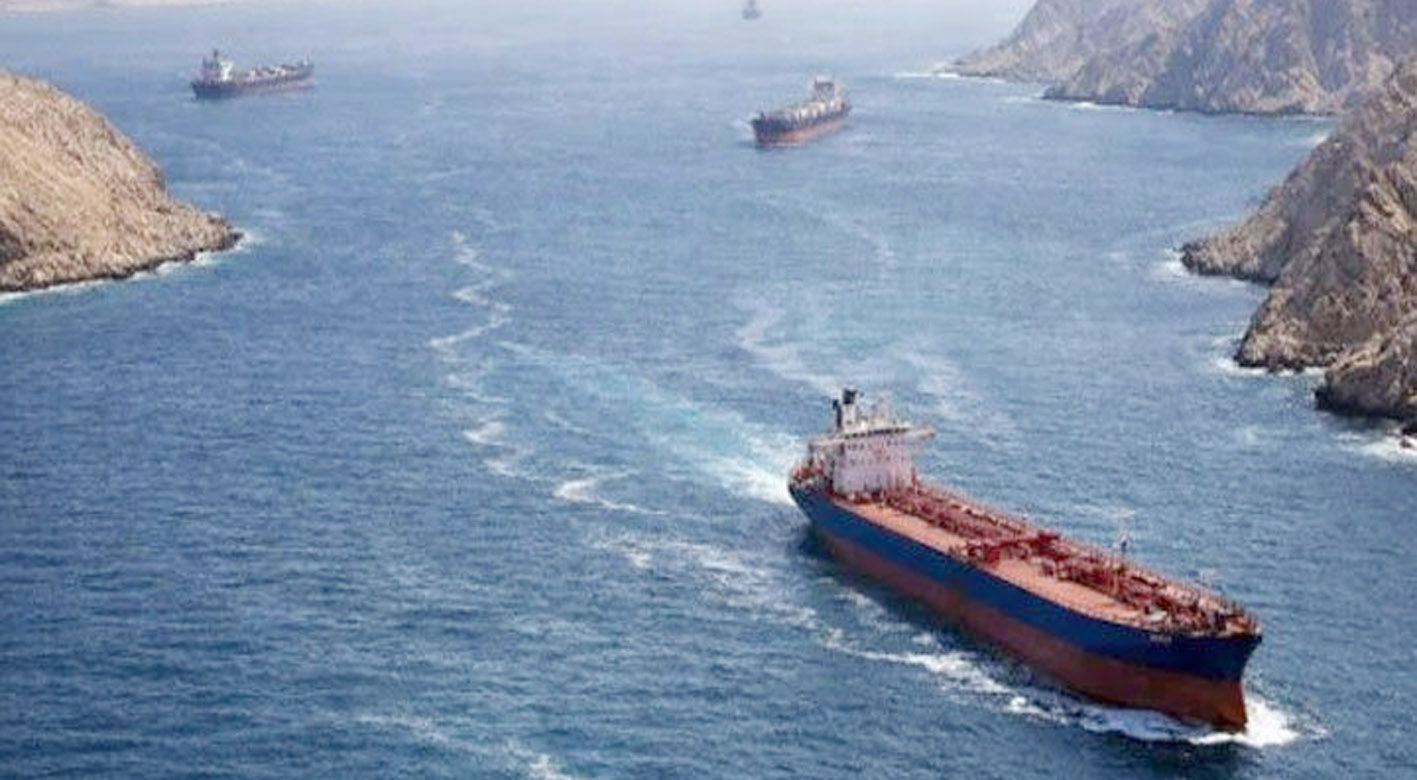 تیلر بحری جہاز سمندر میں چل رہا ہے، بڑے اور چھوٹے جہاز ایک دوسرے کے قریب ہیں، سمندر کا منظر۔.