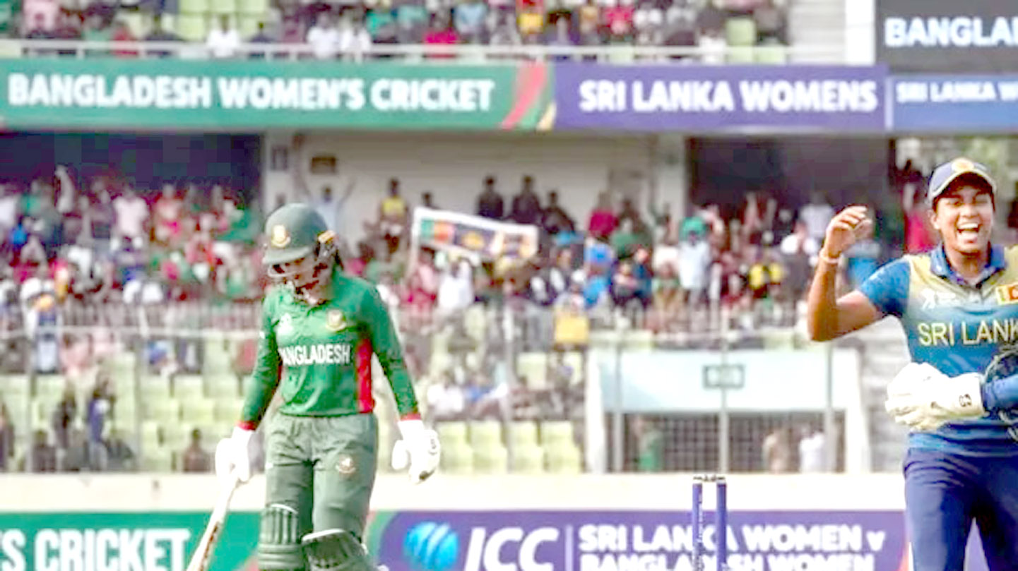 بنگلہ دیش اور سری لنکا خواتین کرکٹ میچ، میدان میں کھلاڑی.
