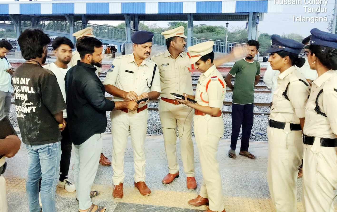 پولیس اہلکار اور مسافر ایک دوسرے سے بات چیت کر رہے ہیں، ہوائی اڈہ پر سیکیورٹی اور سفر کی معلومات کے.