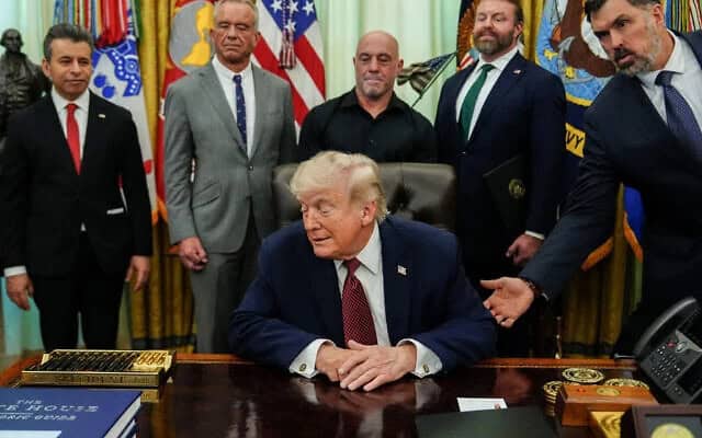 ایران کے ساتھ بات چیت کے دوران ٹرمپ کی تصویر، امریکی صدر دفتر میں ملاقات.