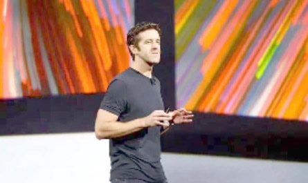 ایپل کے نئے چیف ایگزیکٹو جان ٹرنس کی تصویر، وہ کمپنی کی نئی قیادت کا اعلان کرتے ہوئے.