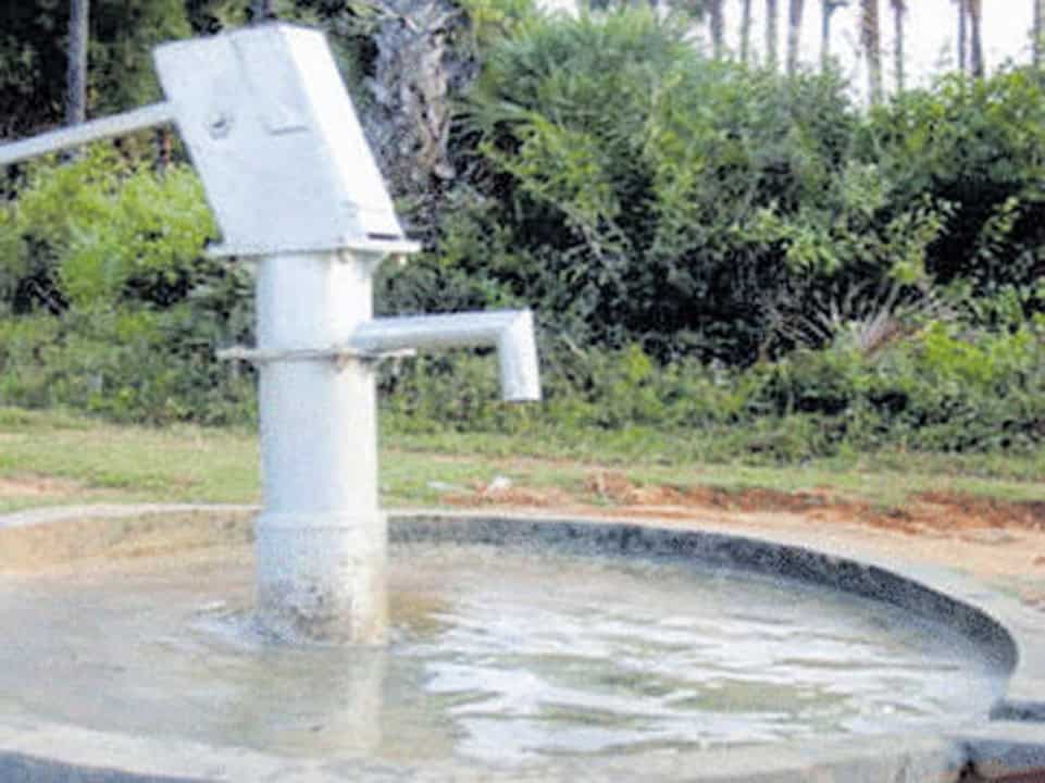 پانی کا پمپ، قدرتی پانی فراہم کرنے والا، سبزہ زار کے قریب.