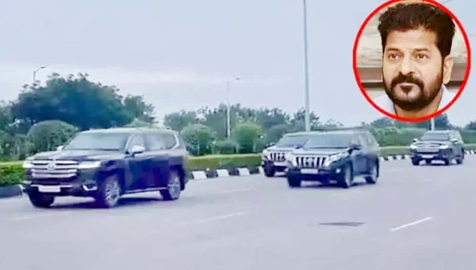ایمبیول گاڑیاں سڑک پر چل رہی ہیں، ایک شخص کا سرخ دائرہ میں انٹرویو لیا جا رہا ہے۔.