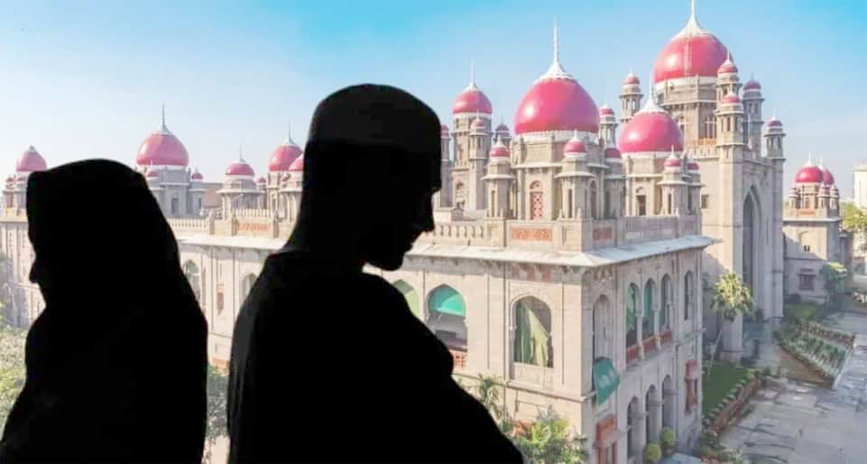 مسجد کی سائے میں دو افراد کا سائے کا عکس.
