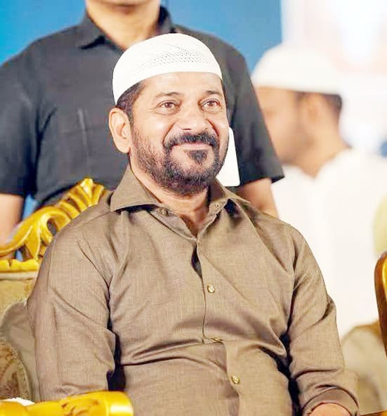 عمران خان، پاکستانی سیاستدان، عوامی تقریر میں، مسکراہٹ کے ساتھ، روایتی لباس میں، عوامی تقریب میں موج.