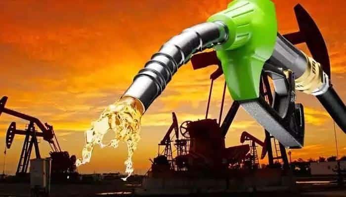 تیل کی پیداوار کے لیے پمپنگ کا منظر، تیل کے کنوؤں کے درمیان ایک بڑے سبز پمپ سے تیل نکل رہا ہے، غروب.