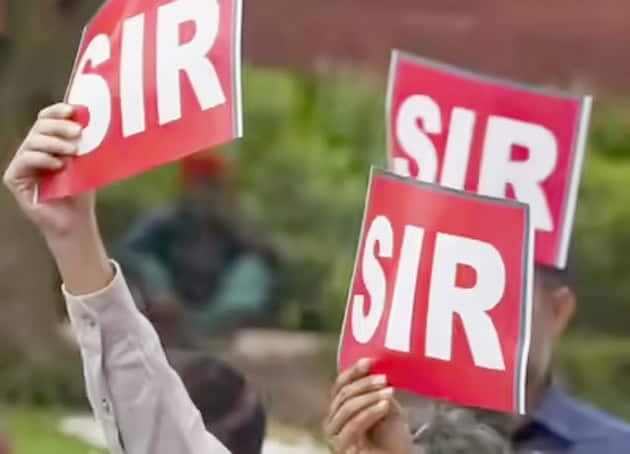 مظاہرین سڑک پر "سIR" کے نعرے کے ساتھ احتجاج کر رہے ہیں.