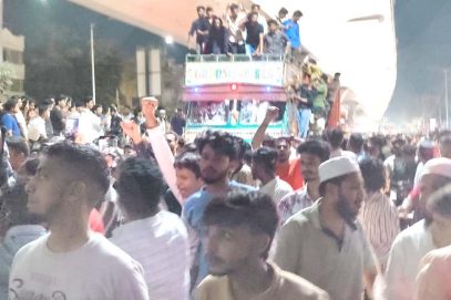 گڈی ملکاپور چوراہے پر بڑے جانوروں کے شبہ میں پلائی ووڈ کی گاڑی پر اشرار کا حملہ