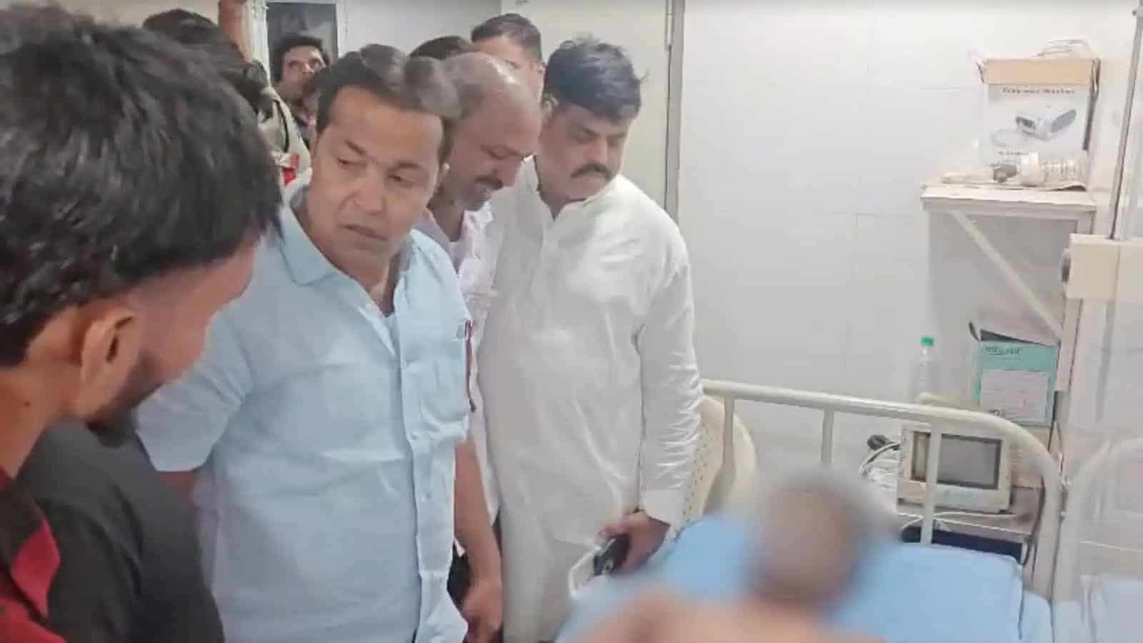 ایمرجنسی وارڈ میں طبی عملہ اور مریض.