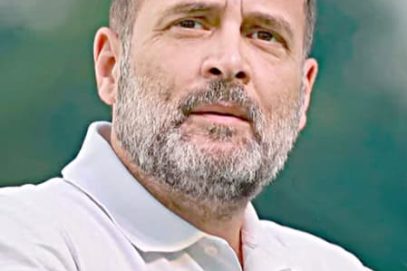 معاشی طوفان سر پر ہے اوروزیر اعظم اٹلی میں ٹافی بانٹ رہے ہیں