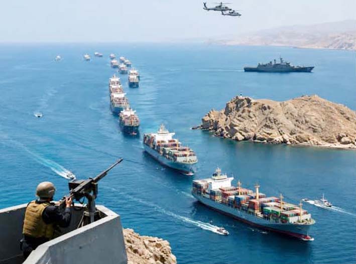 سمندری جہازوں کا کنٹینر شپ، بحریہ میں فوجی نگرانی، ایک فوجی افسر نگرانی کرتا ہوا، سمندر میں بحری جہا.