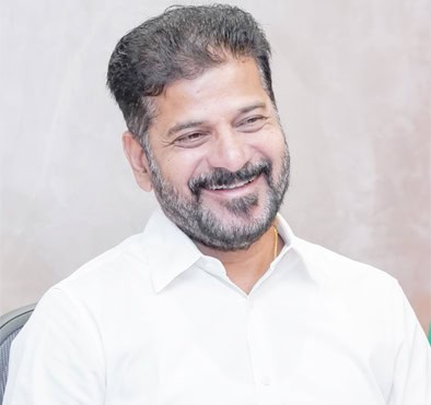خاتون مسکراہٹ کے ساتھ مرد کا سرخ لباس میں تصویر، خوشگوا.