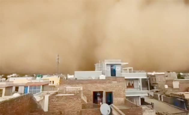 آسمانی طوفان کے دوران شہر کے رہائشی علاقے اور عمارتیں، گرد و غبار اور دھول کا طوفان، شدید موسمی حالا.