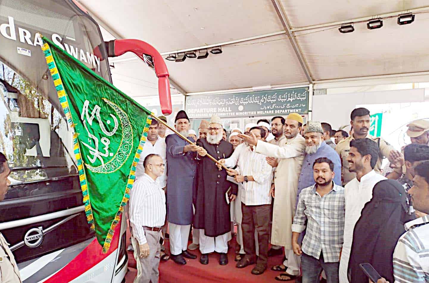 مذہبی رہنماؤں اور افراد کی موجودگی کے ساتھ سفر کی روانگی کی تقریب.