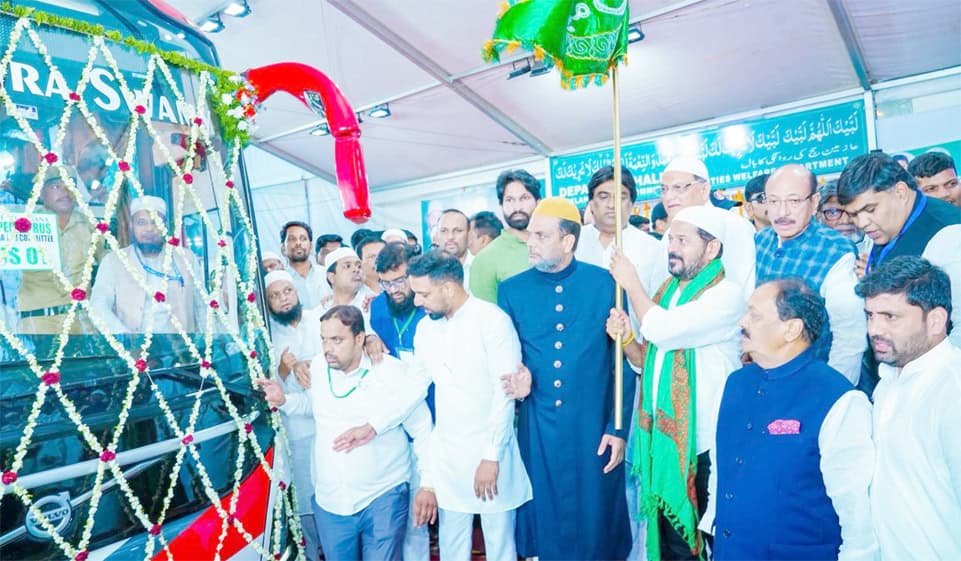 شہریوں کی تقریب میں شرکت، جشن اور تقریبات کا منظر، مختلف افراد اور رہنماؤں کے ساتھ خوشگوار لمحات.