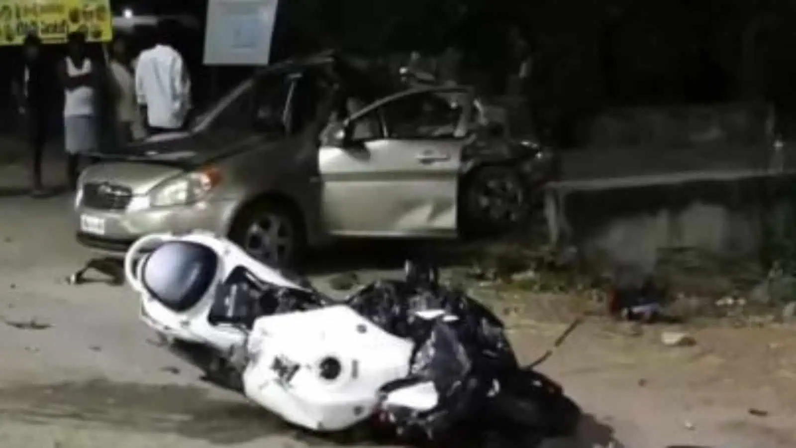 حادثہ کی تصویر میں ٹکراؤ کا منظر، گاڑی اور موٹر سائیکل سڑک پر تباہ شدہ حالت میں.