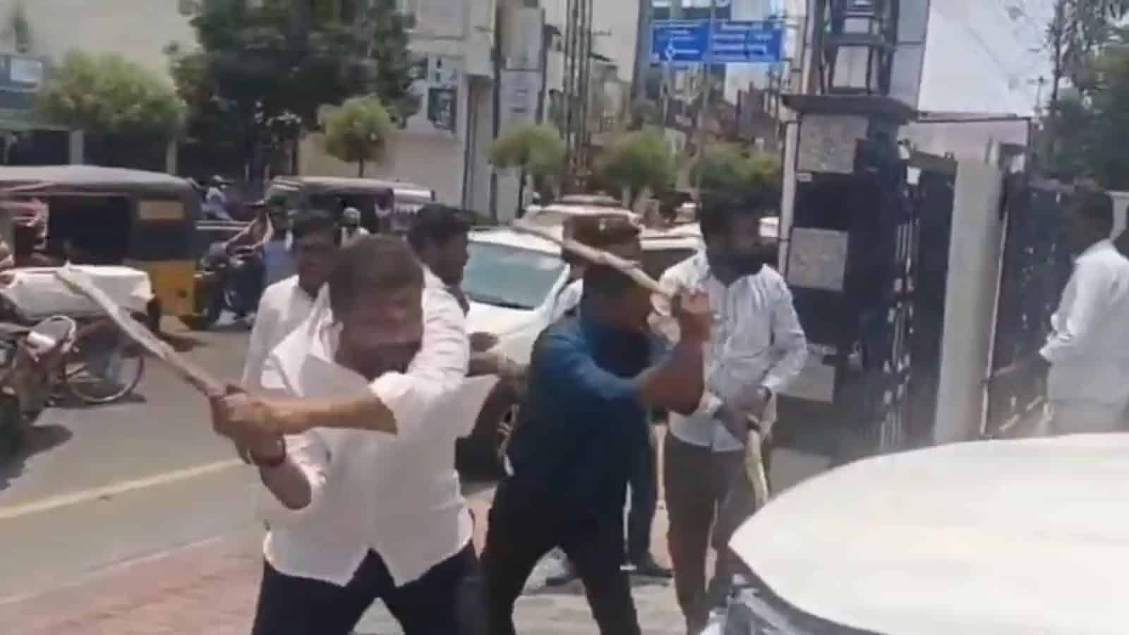 بی جے پی کارکنوں کا کریم نگر رکن اسمبلی کی گاڑی اور دفتر پر حملہ.