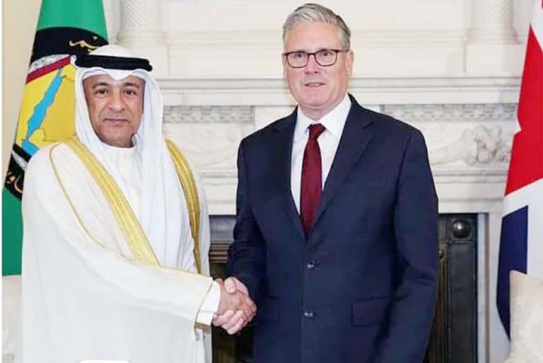 ایکسچینج آفروپین اور عرب رہنماؤں کے درمیان مصافحہ.