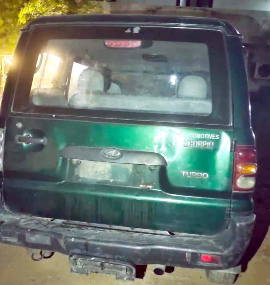 پچھلی طرف سے دیکھتے ہوئے سبز رنگ کی گاڑی.