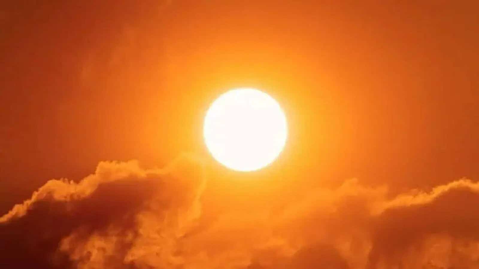 شمسی غروب، آسمان پر نارنجی اور سرمئی رنگ، خوبصورت قدرتی منظر.