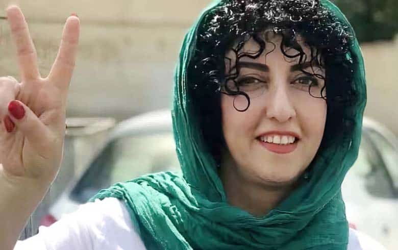 خاتون مسکراتی ہوئی، ہاتھ کا اشارہ، خوشگوار موڈ.