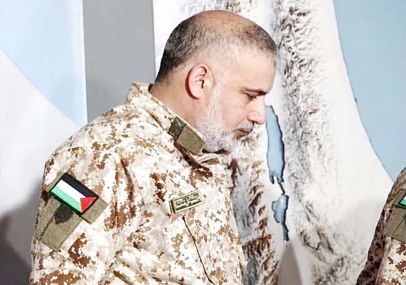 فوجی افسر، فوجی وردی میں، فوجی قیادت کی نمائندگی کرتا ہ.