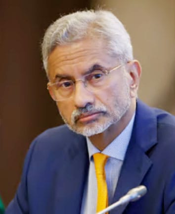 سیاسی رہنما کی قریب سے لی گئی تصویر، گہری نظر کے ساتھ.