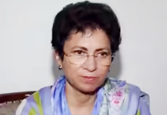عورت کی تصویر، سیاہ بال اور چشمہ کے ساتھ، آرام دہ لباس م.