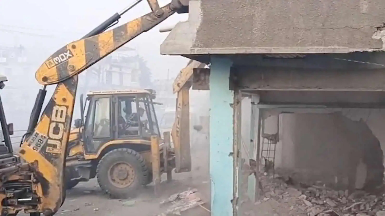 عمارت کی تعمیر کے دوران بھاری مشینری اور مزدور کام کرتے ہوئے.